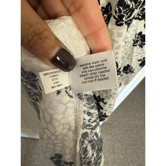 Lane Bryant White Allover Black Roses Animal Print Button Front Blouse‎ Plus 22W - Picture 7 of 7